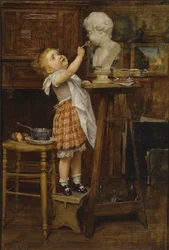 Junges Mädchen füttert eine Statue